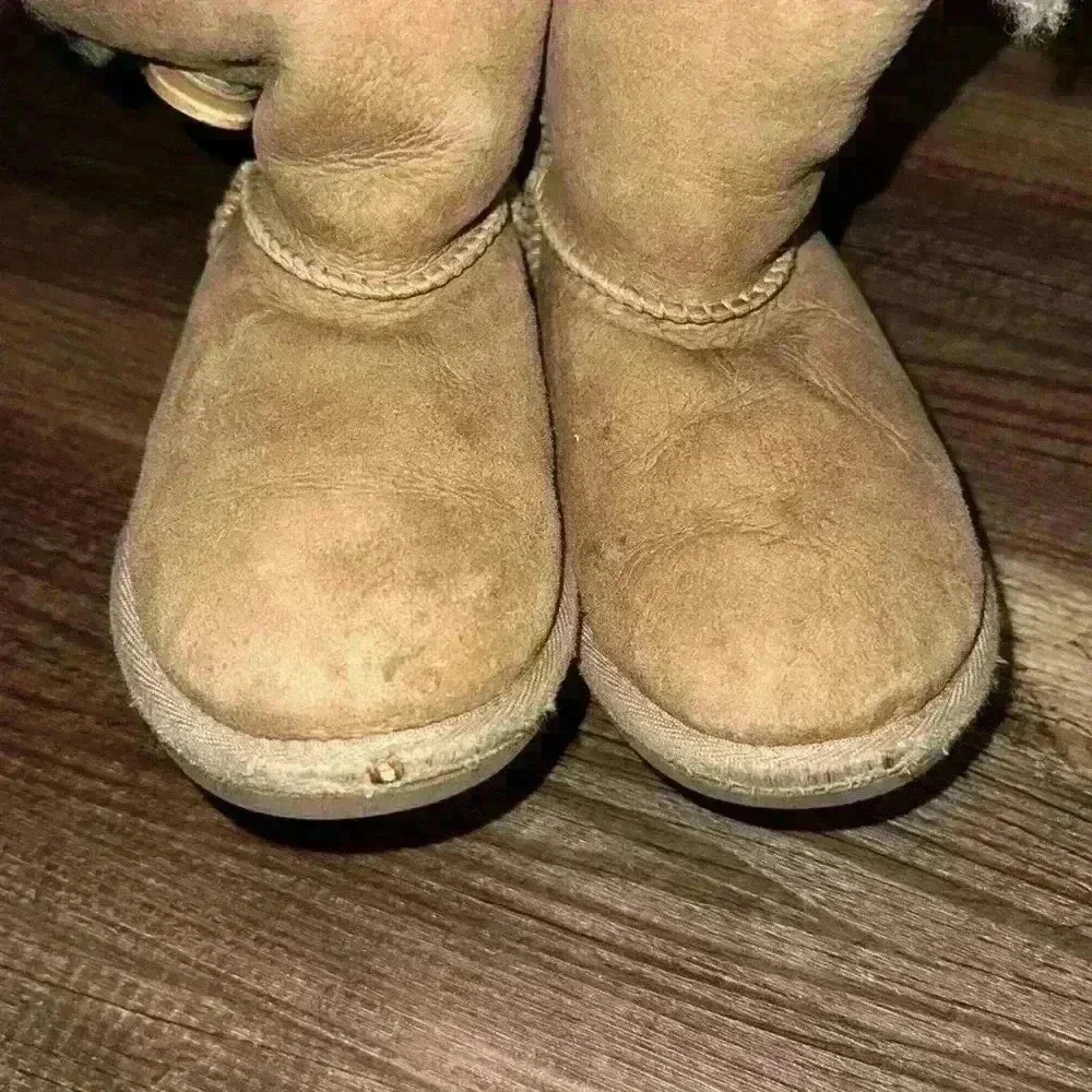 UGG short boots KIDS BAILEY BUTTON - CHESTNUT  no size but fit sz 10 toddler imo